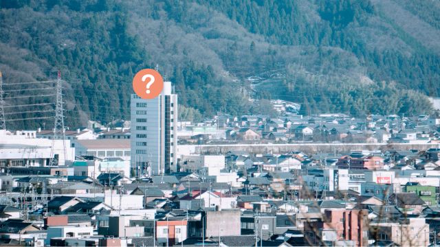 福井県画像クイズ-鯖江市のビルのてっぺんにあるモニュメントは何？